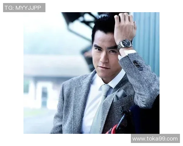 与足球球星亲密合影，九宫格见证偶像时刻，感受荣耀与激情的碰撞